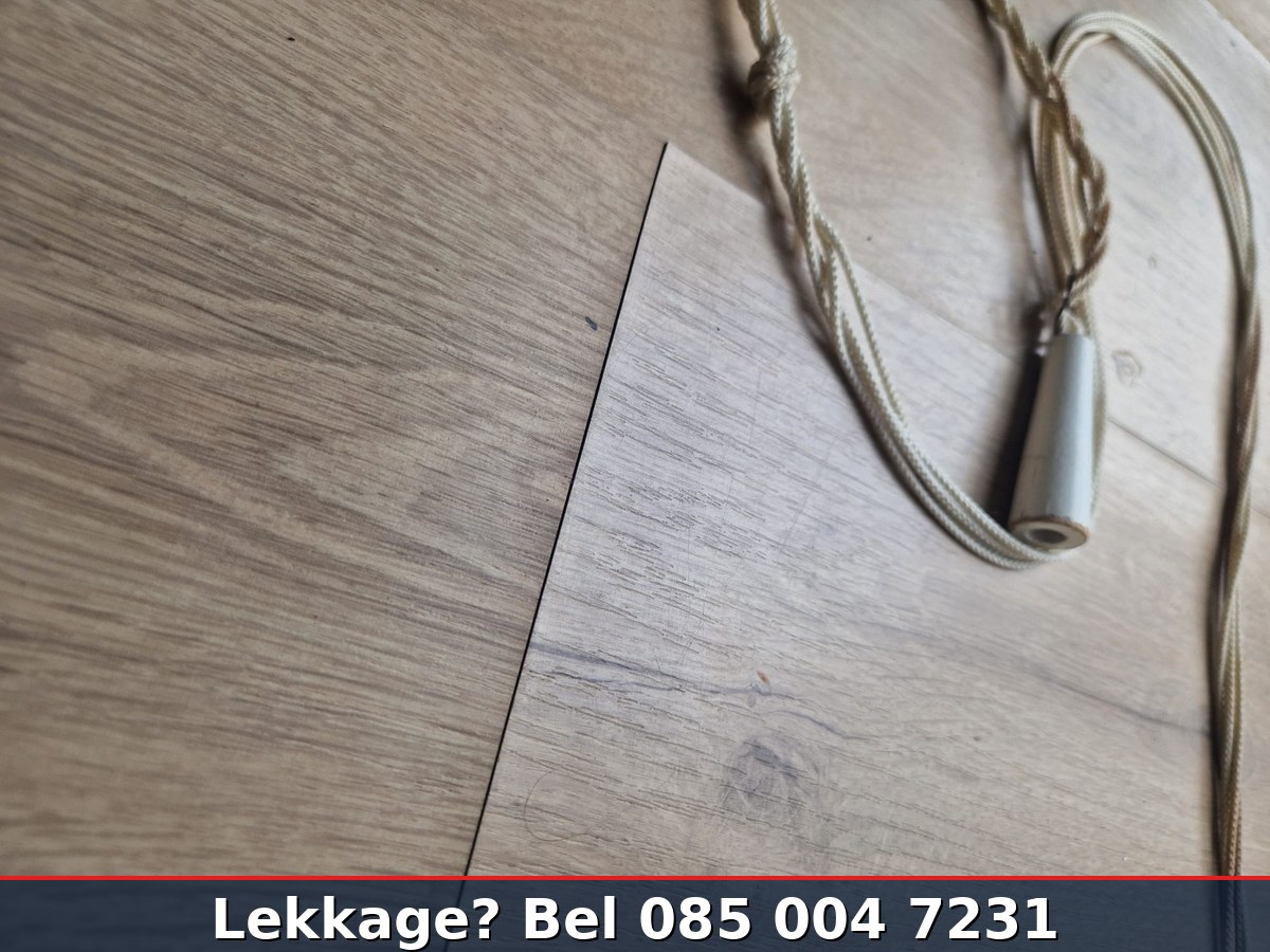 Vochtschade onder PVC vloer — vloerverwarming lek zichtbaar door kleurverschil optrekkende planken